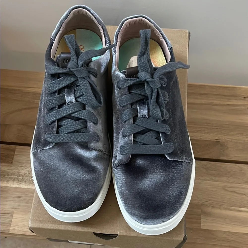 OluKai Pehuea Li Lanui Charcoal Velvet Sneakers Sz 8.5 - Picture 9 of 10